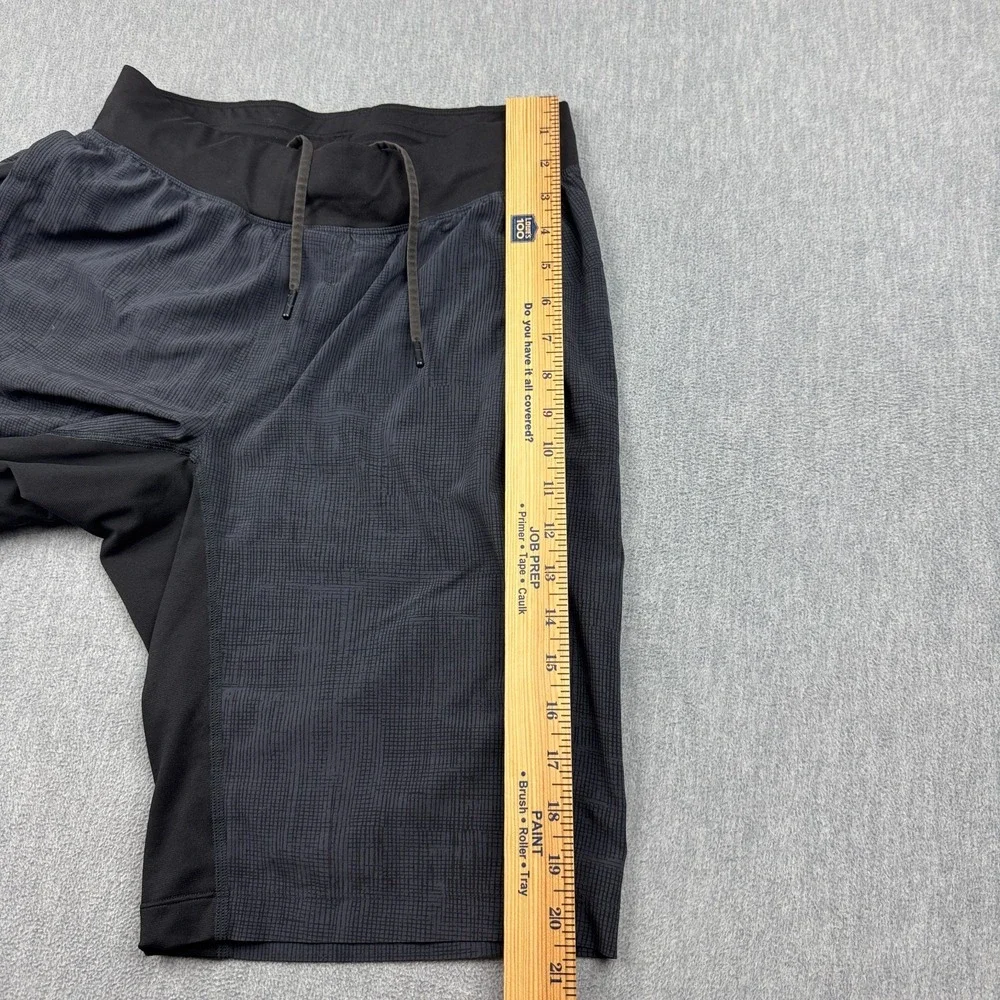 Lululemon Shorts Men Small Gray T.H.E. Running Workout Logo Gym Stretch Training